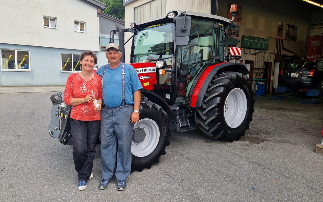 Massey Ferguson 4710M an Familie Zeller